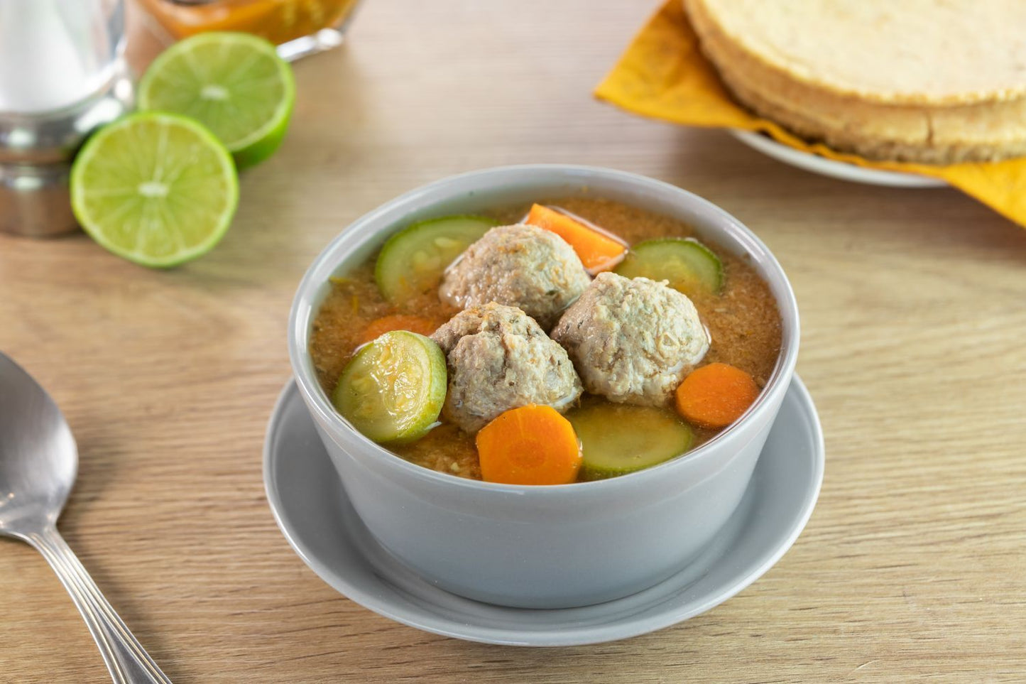 Caldo con Albóndigas