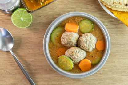 Caldo con Albóndigas